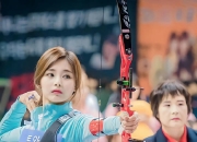 米兰体育官方网站-射箭选手精准瞄准，箭矢直扑目标