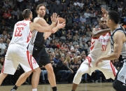 米兰体育-马刺轻取新疆队，王哲林点燃赛场