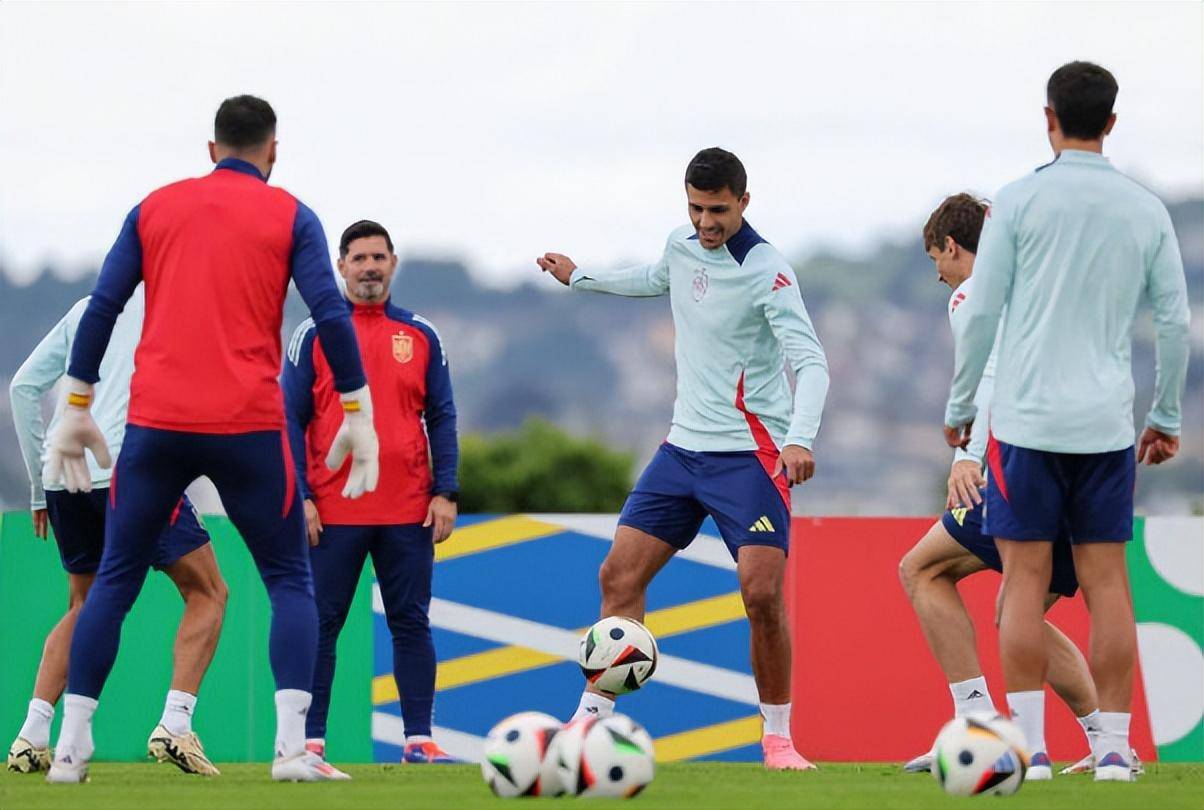 西班牙队小组出线，表现稳定