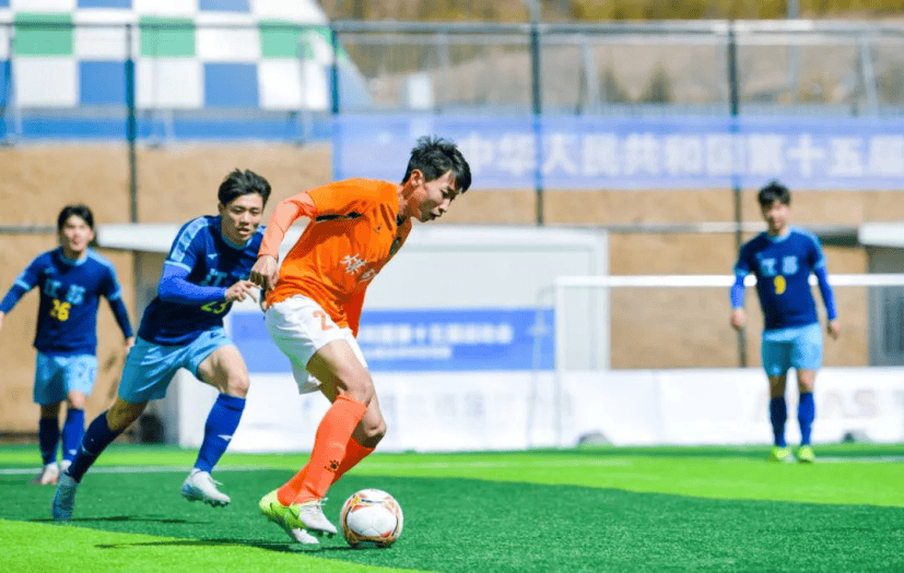 关于国内足球联赛精彩纷呈，球员们奋力拼搏的信息