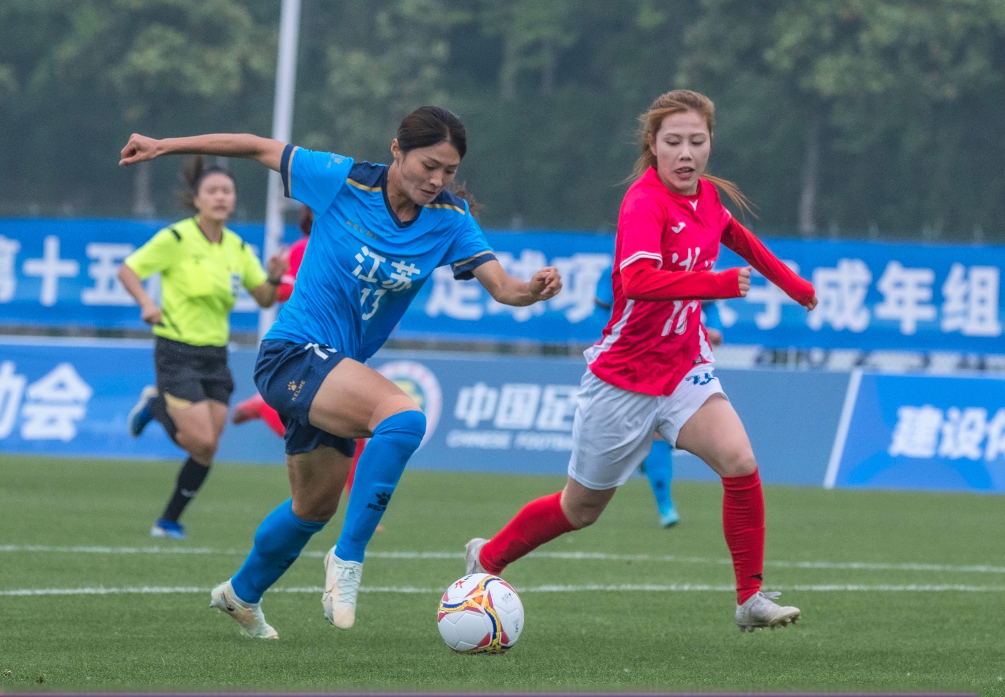 包含黄金赛事瞬间女足比赛中的争夺激情的词条