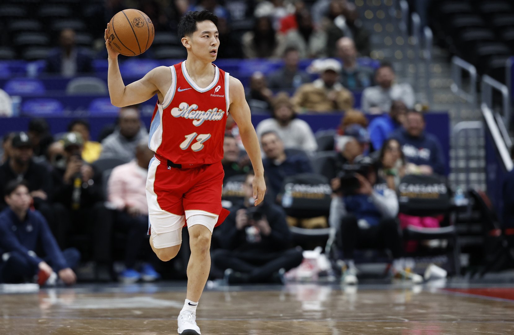 灰熊队逆转夺胜，豪取新赛季首胜