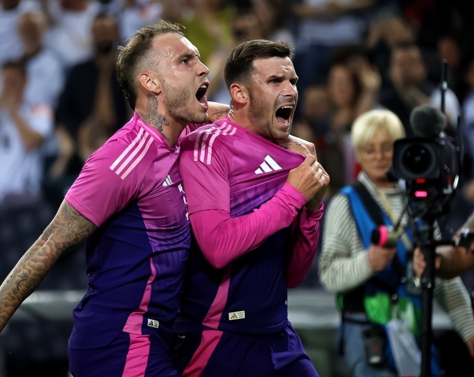 包含惊险绝杀！球队逆转比分，以微弱优势取得胜利！的词条