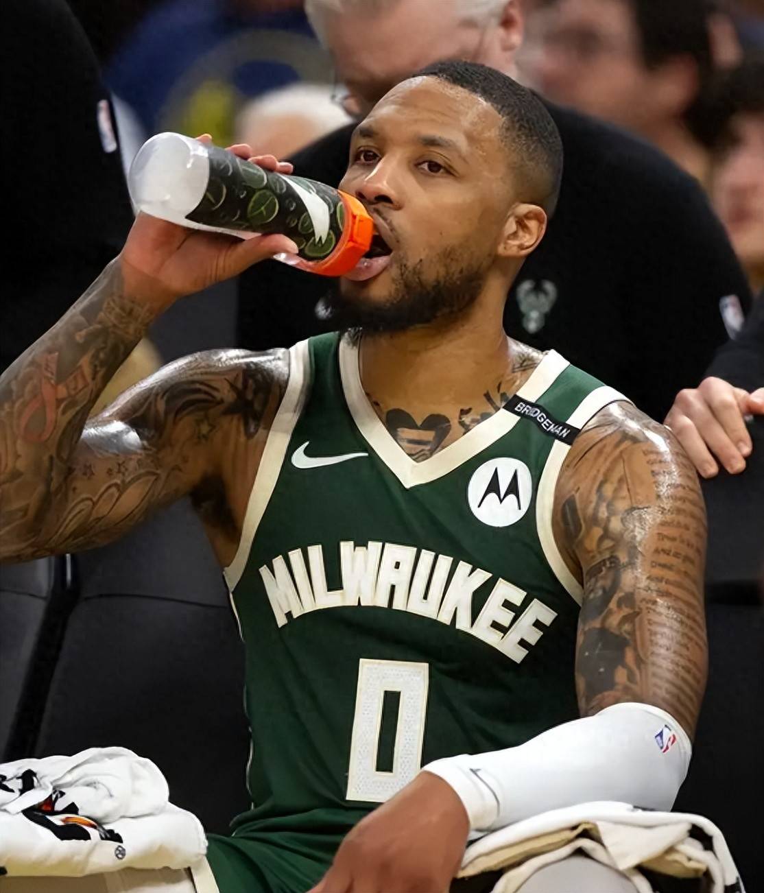 开拓者惨遭掘金横扫，利拉德哑火的简单介绍