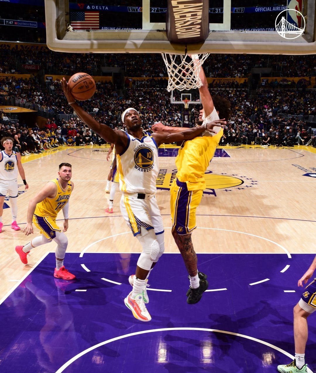 NBA比赛近期新闻：小牛战胜湖人，主场取胜