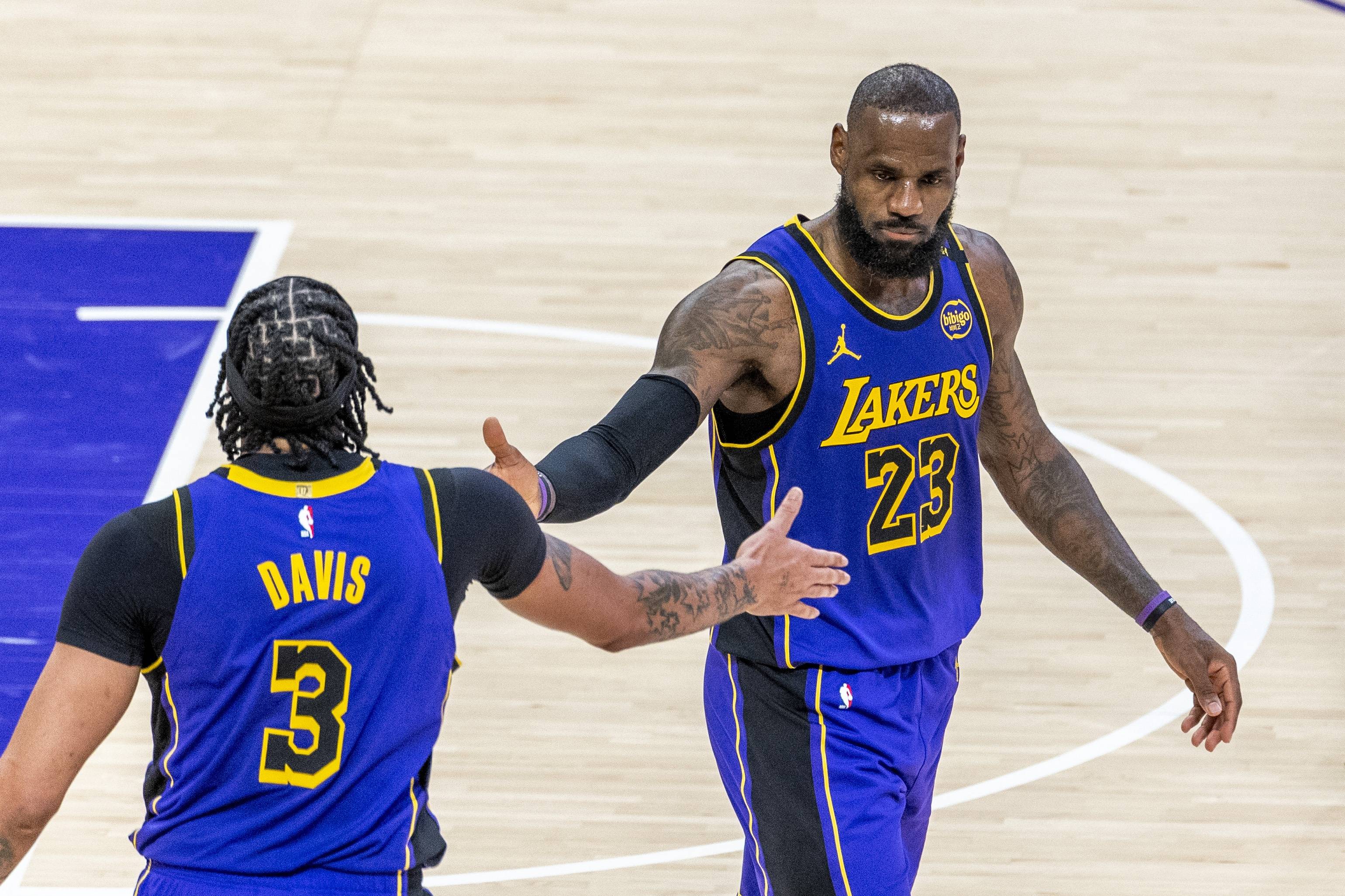 NBA球星在比赛中连续砍下高分，领队赢球