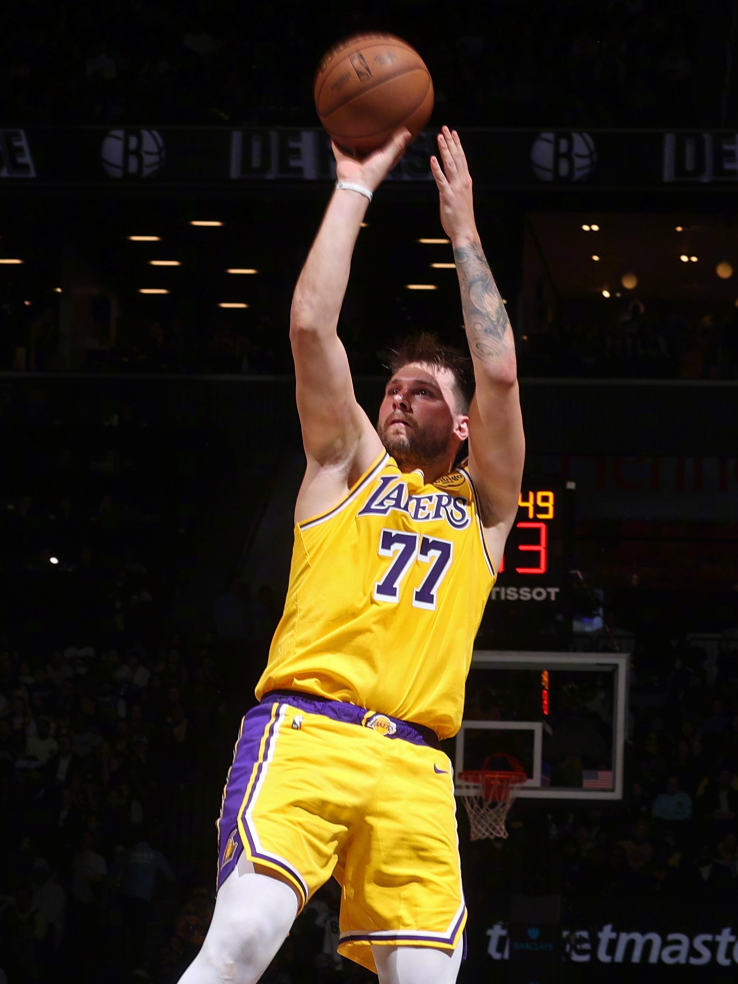 篮网客场胜湖人，全明星巨星出色发挥